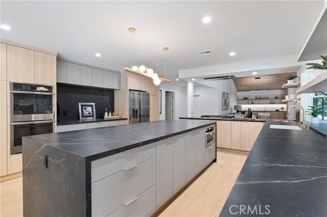 Detail Gallery Image 12 of 35 For 20225 Allentown Dr, Woodland Hills,  CA 91364 - 5 Beds | 4/2 Baths