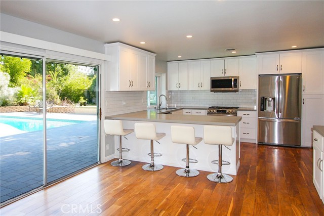 Detail Gallery Image 4 of 26 For 19756 Collier, Woodland Hills,  CA 91364 - 4 Beds | 2/1 Baths