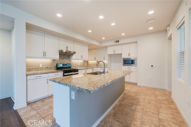 1100 Epic, Irvine CA: https://media.crmls.org/medias/ba4bf14f-295a-475f-a855-e91219b9c714.jpg