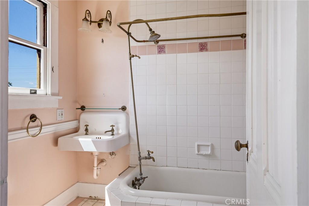 https://media.crmls.org/medias/ba4bfa22-4491-4872-940f-22b9daa79476.jpg?preset=X-Large