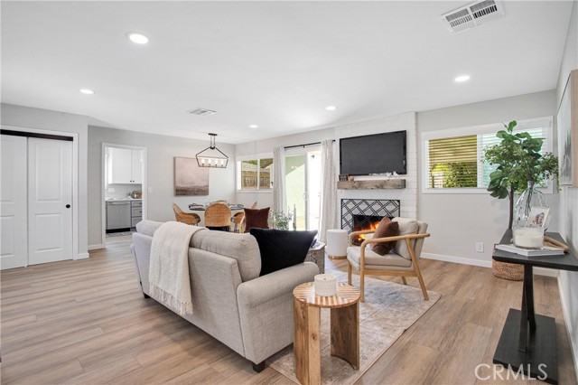 Detail Gallery Image 4 of 31 For 22325 Covello St, Canoga Park,  CA 91303 - 4 Beds | 2 Baths