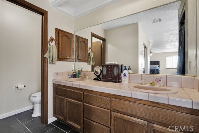 25733 Roundup Way, Apple Valley CA: https://media.crmls.org/medias/ba4f1943-0c38-41f4-b138-ffba203907a7.jpg