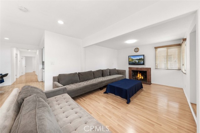 Detail Gallery Image 4 of 31 For 12329 Burton St, North Hollywood,  CA 91605 - 4 Beds | 2/1 Baths