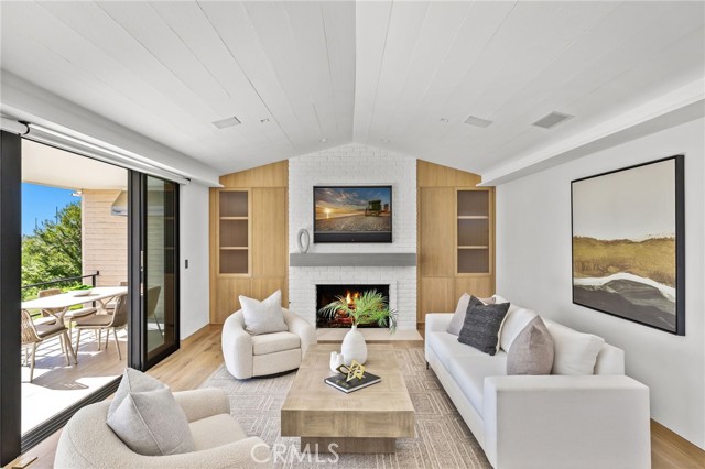 1075 Granville Drive, Newport Beach CA: https://media.crmls.org/medias/ba5b6ab2-ede3-45b8-99d1-9a909ba55ad2.jpg