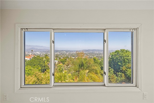 3916 Carnavon Way, Los Angeles CA: https://media.crmls.org/medias/ba5bb2d7-b581-4ca3-8138-d5933baf2904.jpg