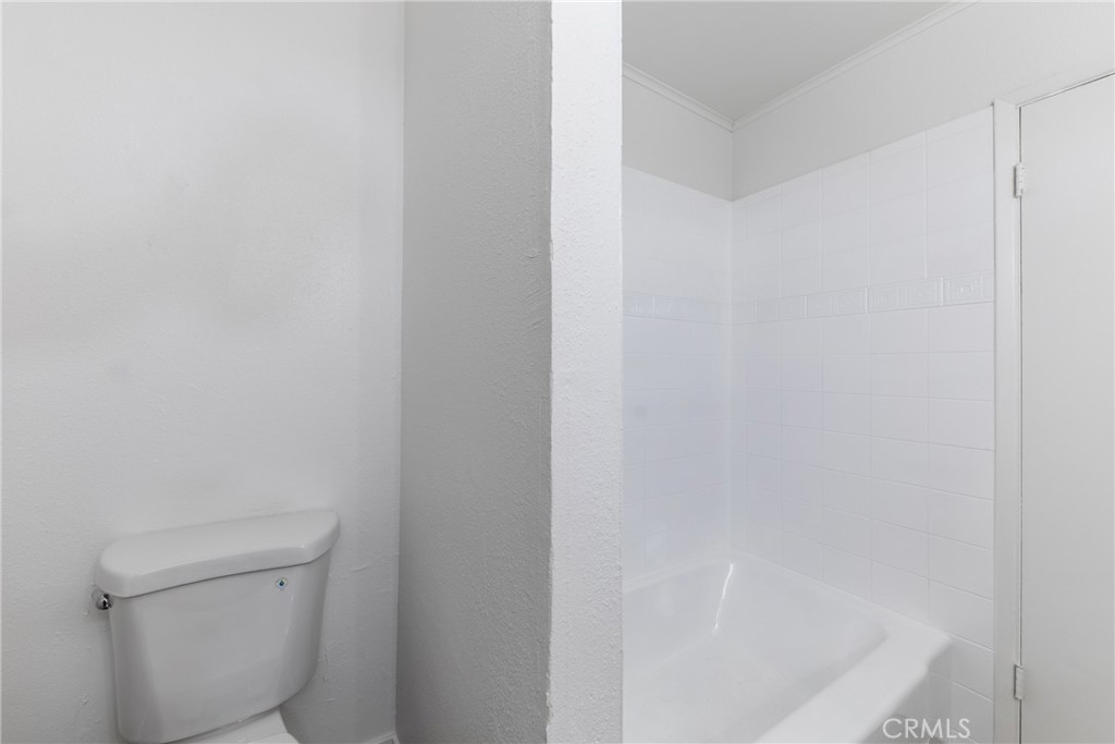 https://media.crmls.org/medias/ba5ecc42-feff-48be-ab02-341e8bc621d7.jpg?preset=X-Large