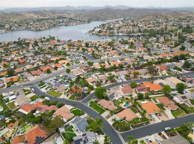 Detail Gallery Image 8 of 35 For 22860 Mariner Drive, Canyon Lake,  CA 92587 - 3 Beds | 2 Baths