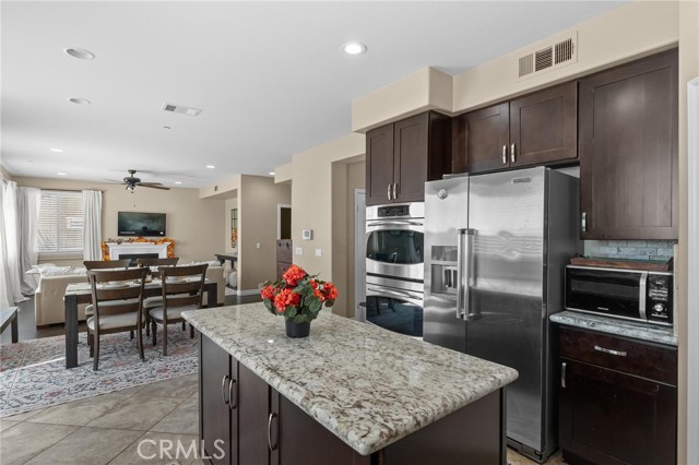 5381 Campania Way, Fontana CA: https://media.crmls.org/medias/ba65337b-4a5d-42c5-a167-36c9f6e3ed0e.jpg