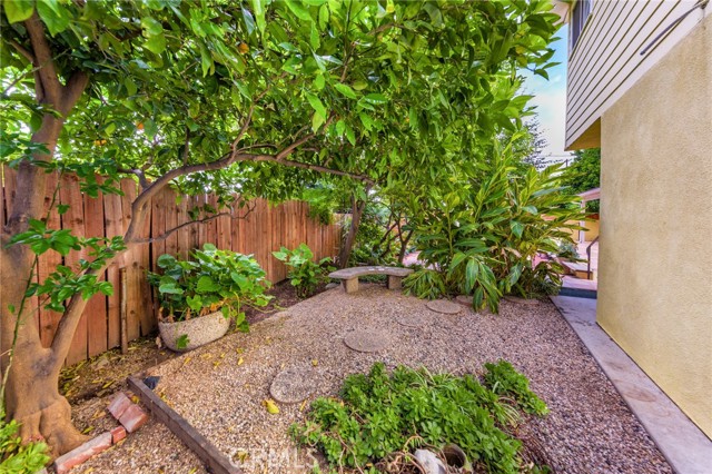 Detail Gallery Image 20 of 23 For 8924 Chimineas Ave, Northridge,  CA 91325 - 4 Beds | 2 Baths