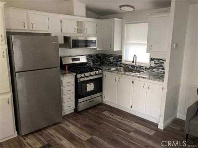 7800 Balboa Boulevard photo 2