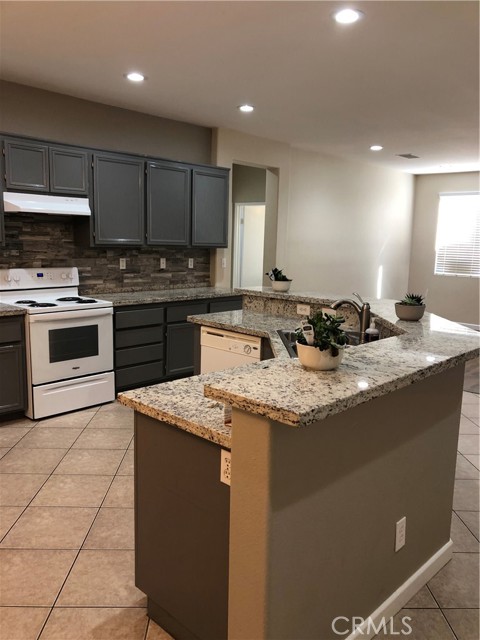 Detail Gallery Image 10 of 63 For 12941 Rising Moon Way, Victorville,  CA 92392 - 4 Beds | 2 Baths