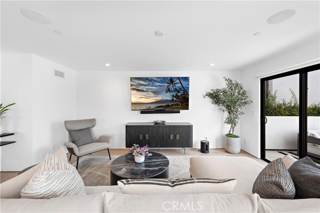 Detail Gallery Image 4 of 25 For 322 1/2 Iris Ave, Corona Del Mar,  CA 92625 - 2 Beds | 2 Baths