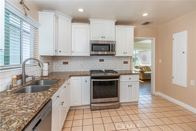 Detail Gallery Image 8 of 28 For 1030 E San Jose, Burbank,  CA 91501 - 3 Beds | 2 Baths