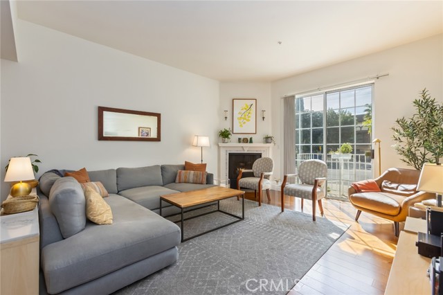 Detail Gallery Image 3 of 55 For 11445 Moorpark, Studio City,  CA 91602 - 2 Beds | 2/1 Baths