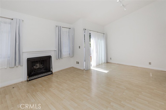 Detail Gallery Image 5 of 40 For 10504 Sunland Bld #5,  Sunland,  CA 91040 - 2 Beds | 1/1 Baths