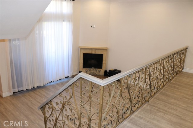 Detail Gallery Image 3 of 22 For 13243 Vanowen #5,  North Hollywood,  CA 91605 - 2 Beds | 3 Baths