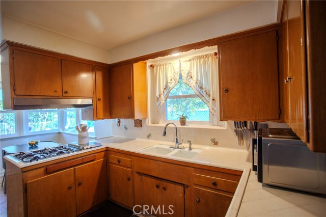 Detail Gallery Image 12 of 26 For 1724 Sombra Dr, Glendale,  CA 91208 - 3 Beds | 2 Baths