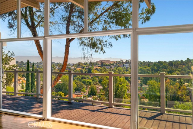 Detail Gallery Image 2 of 29 For 5102 Medina Rd, Woodland Hills,  CA 91364 - 2 Beds | 2 Baths
