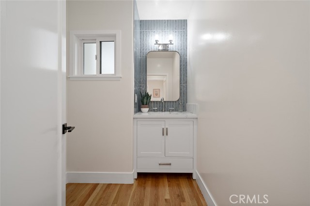 main floor 1/2 bath