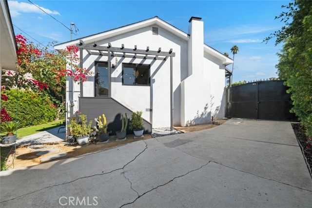 2329 Vineyard Avenue, Los Angeles CA: https://media.crmls.org/medias/ba800bd8-d7a2-4168-bb09-ddd0c4ae1438.jpg