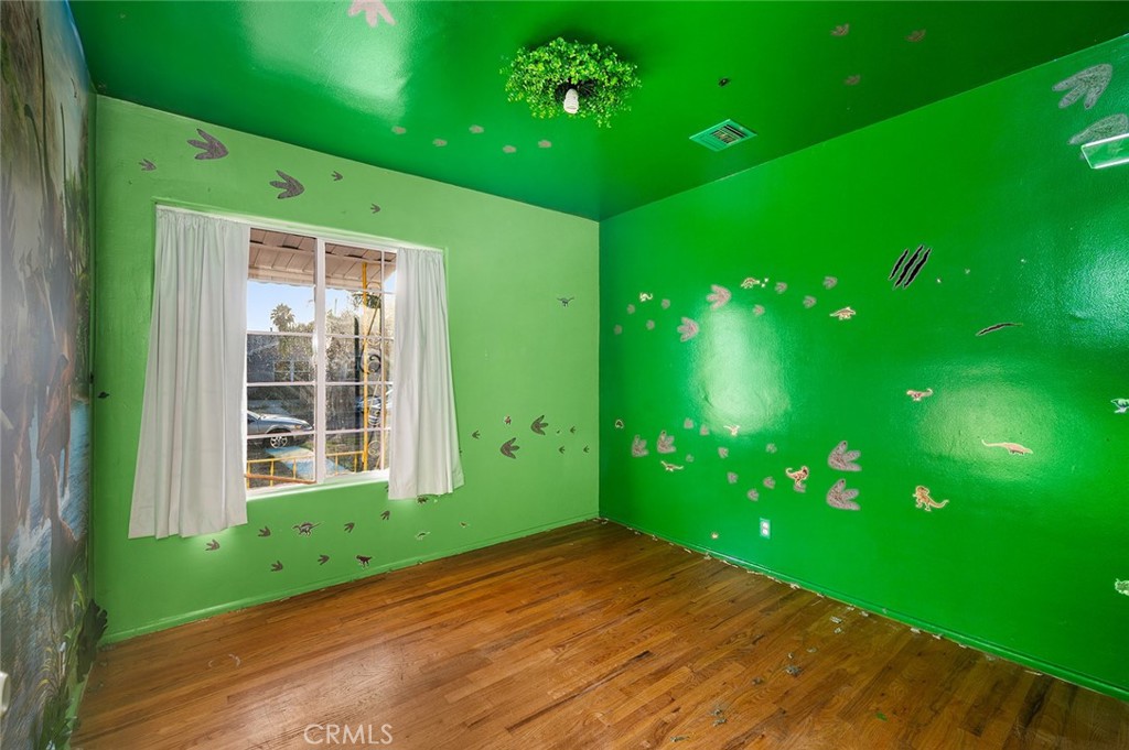 https://media.crmls.org/medias/ba817dd3-61bb-41db-a681-262155d62c72.jpg?preset=X-Large