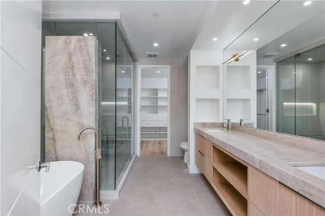 Detail Gallery Image 13 of 37 For 300 Manhattan Ave, Hermosa Beach,  CA 90254 - 5 Beds | 5/2 Baths