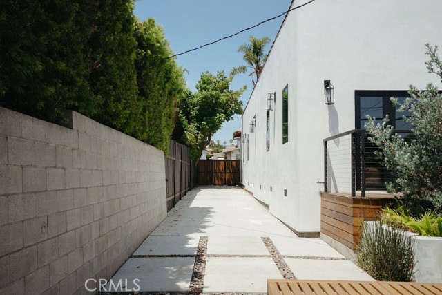 5142 Brynhurst Avenue, Los Angeles CA: https://media.crmls.org/medias/ba857d6f-01a9-4562-8020-773ab891d373.jpg