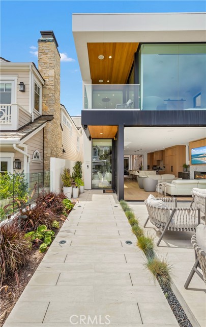 Detail Gallery Image 4 of 62 For 221 Heliotrope Ave, Corona Del Mar,  CA 92625 - 4 Beds | 5/1 Baths