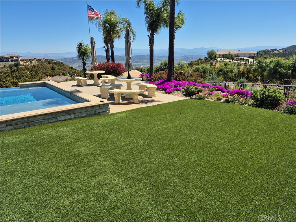 https://media.crmls.org/medias/ba8deed3-2364-4e6a-8bf9-e9f8c33cda4f.jpg?preset=X-Large