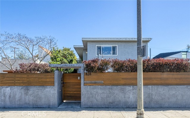 828 Indiana Avenue, Venice CA: https://media.crmls.org/medias/ba8e00e8-37e8-4b2f-9c0a-12e2d381ea65.jpg