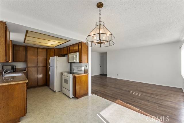 Detail Gallery Image 6 of 28 For 15000 Halldale Ave #101,  Gardena,  CA 90247 - 2 Beds | 2 Baths