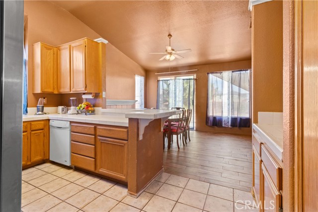 Detail Gallery Image 8 of 17 For 15149 Zircon Dr, Victorville,  CA 92394 - 3 Beds | 2 Baths