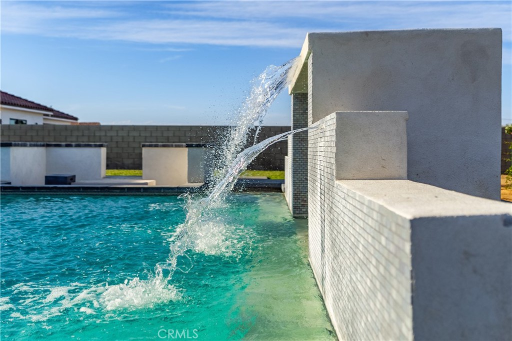 https://media.crmls.org/medias/ba92697f-6246-499d-a707-d7343f0f2f1f.jpg?preset=X-Large