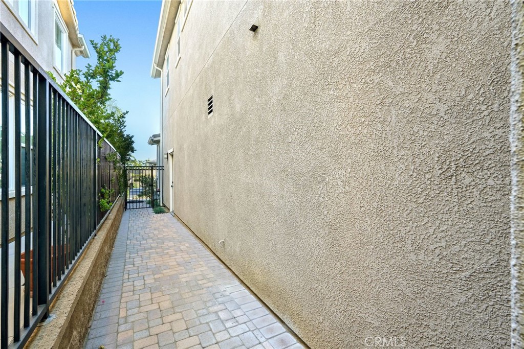 https://media.crmls.org/medias/ba943369-25c9-4664-91d0-a17ecc0d4972.jpg?preset=X-Large