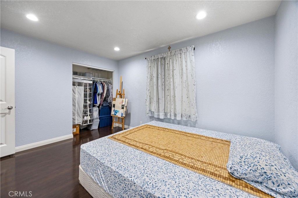 https://media.crmls.org/medias/ba954bc4-f0e4-4a54-b333-7576aa11f86b.jpg?preset=X-Large