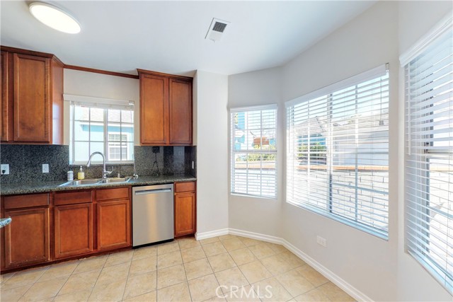 Detail Gallery Image 7 of 35 For 7648 Ostrom Ave, Lake Balboa,  CA 91406 - 4 Beds | 3 Baths