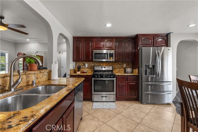 Detail Gallery Image 8 of 39 For 29161 Carillo Ct, Moreno Valley,  CA 92555 - 4 Beds | 3 Baths