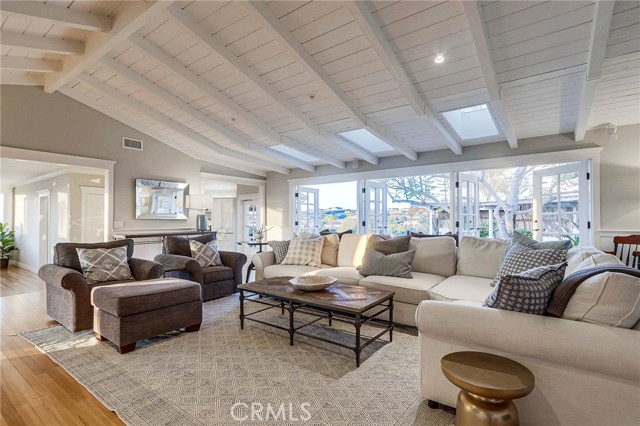 407 Mendoza Terrace, Corona del Mar CA: https://media.crmls.org/medias/ba9985a6-6368-48c8-a846-4dfbe8c3b182.jpg