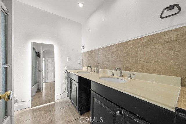 Detail Gallery Image 29 of 52 For 9757 White Oak, Northridge,  CA 91325 - 4 Beds | 3 Baths