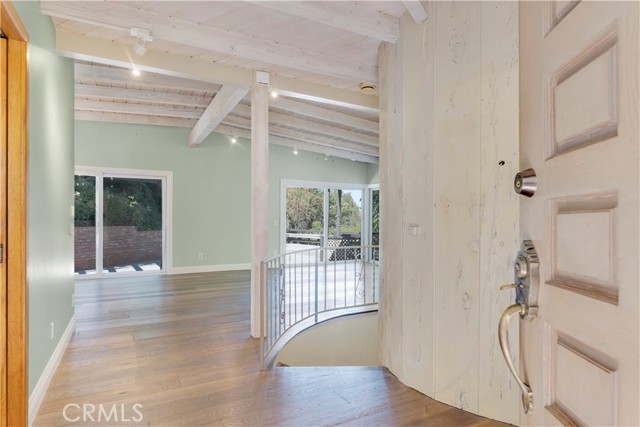 Detail Gallery Image 3 of 30 For 11441 Decente Dr, Studio City,  CA 91604 - 2 Beds | 2 Baths