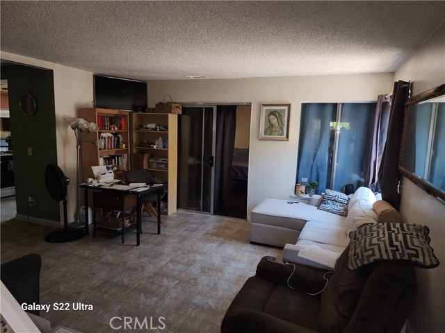 16171 Winterwood Lane, Fontana CA: https://media.crmls.org/medias/ba9c1986-5cef-486a-916f-bdab75644350.jpg