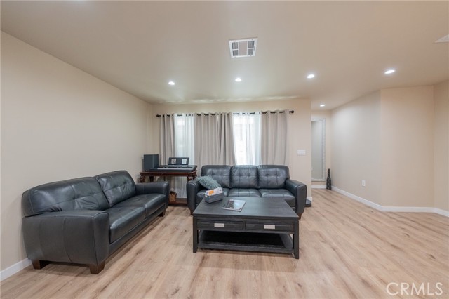 9720 Hayvenhurst photo 15