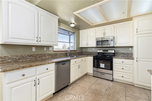 Detail Gallery Image 12 of 35 For 17569 Redbud St, Hesperia,  CA 92345 - 3 Beds | 2 Baths