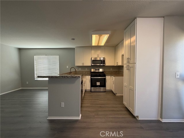 Detail Gallery Image 4 of 25 For 14610 Green River, Victorville,  CA 92394 - 3 Beds | 2/1 Baths