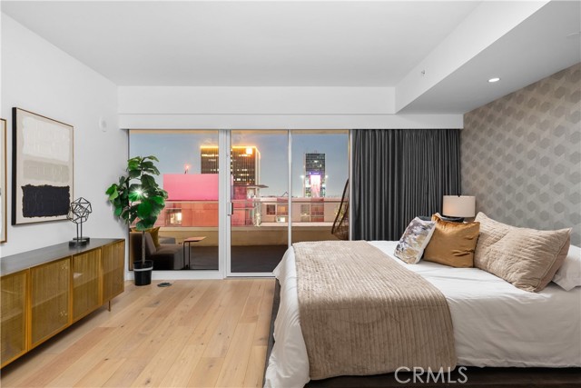 6250 Hollywood Boulevard, Los Angeles CA: https://media.crmls.org/medias/baa00ed2-1d3a-47c2-940e-1562d44db3c7.jpg