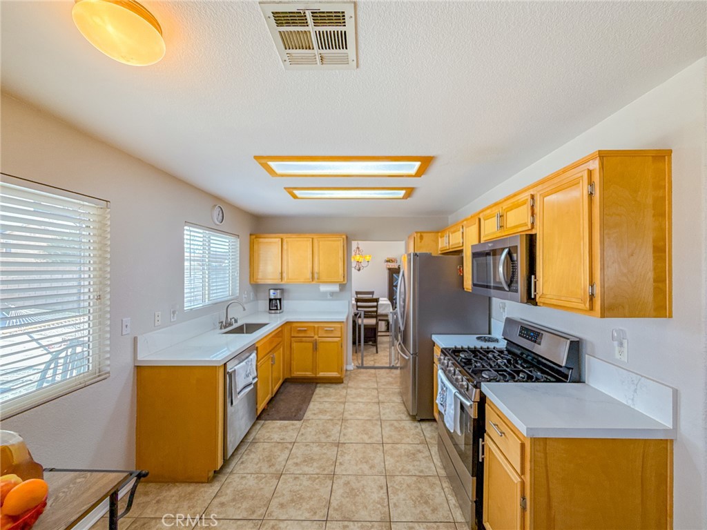 https://media.crmls.org/medias/baa02768-e8e0-4c1e-8114-175114e09068.jpg?preset=X-Large