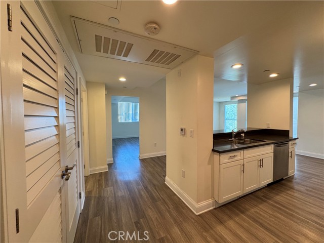 Detail Gallery Image 2 of 32 For 14934 Burbank Bld #302,  Sherman Oaks,  CA 91411 - 2 Beds | 2 Baths