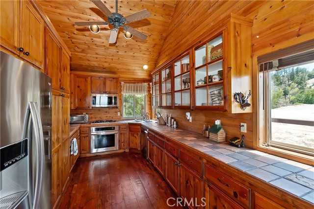 Detail Gallery Image 14 of 75 For 175 N Trails End Rd, Green Valley Lake,  CA 92341 - 5 Beds | 2 Baths