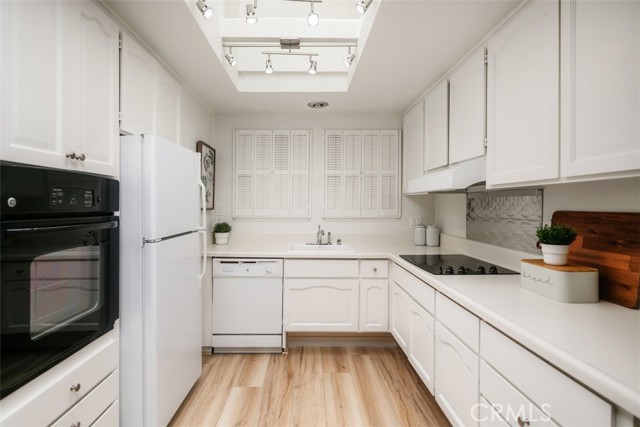 933 Avenida Majorca, Laguna Woods CA: https://media.crmls.org/medias/baa72b3a-3f22-42b9-ba98-e400240e8944.jpg