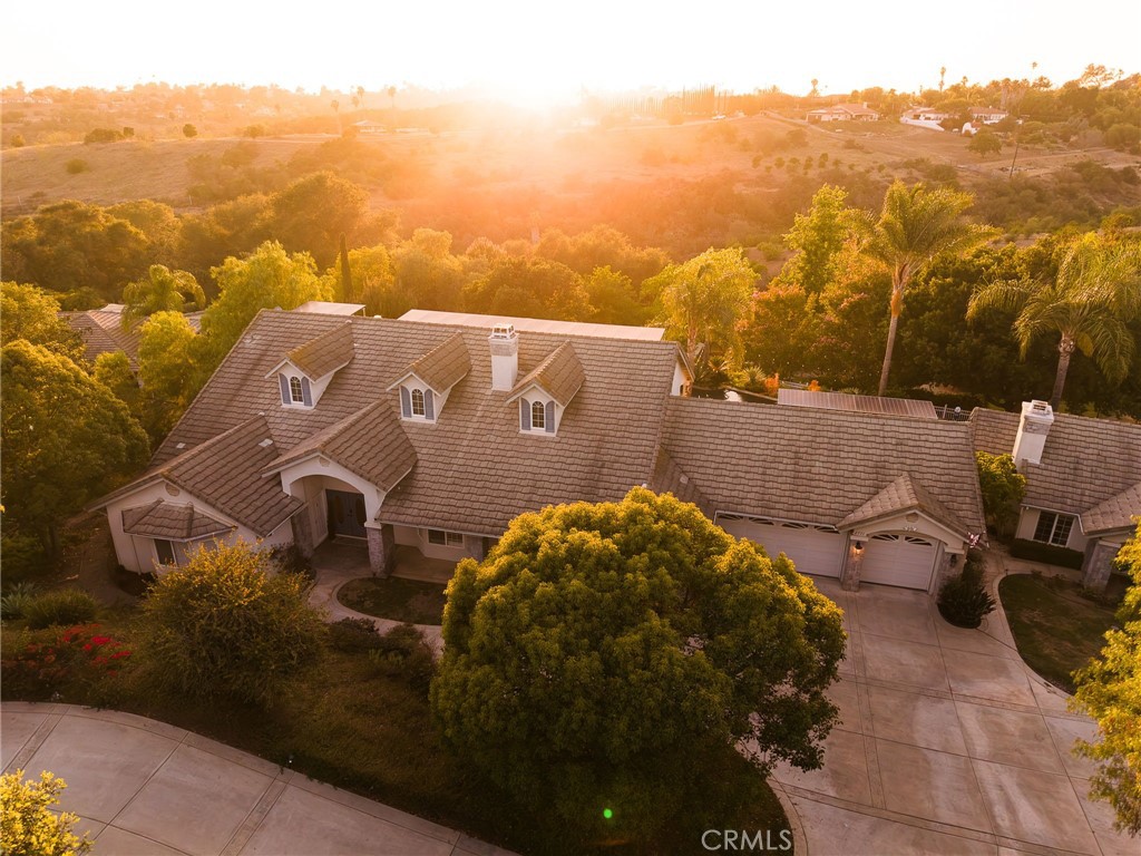 https://media.crmls.org/medias/baacba59-f2fc-4d26-b24f-da3d2c37699e.jpg?preset=X-Large